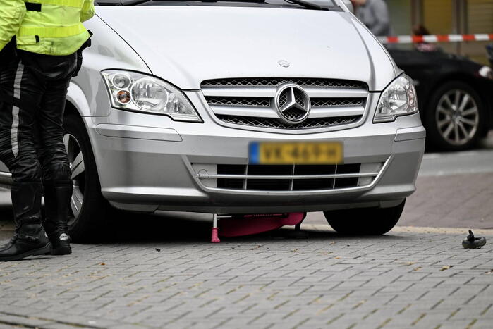 Kind met step belandt onder bestelbus