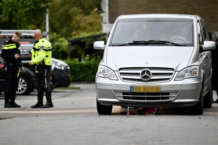 Kind met step belandt onder bestelbus