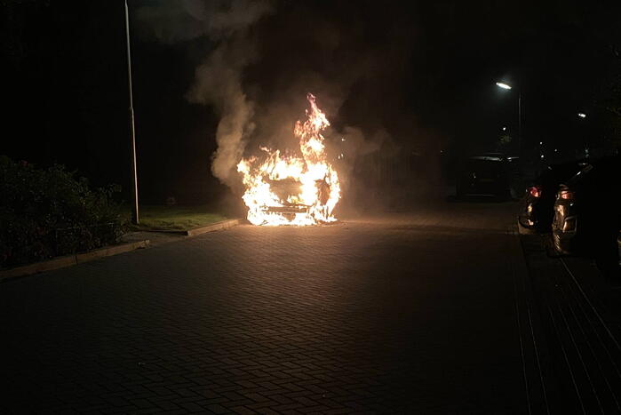 Geparkeerd taxi verwoest vanwege brand