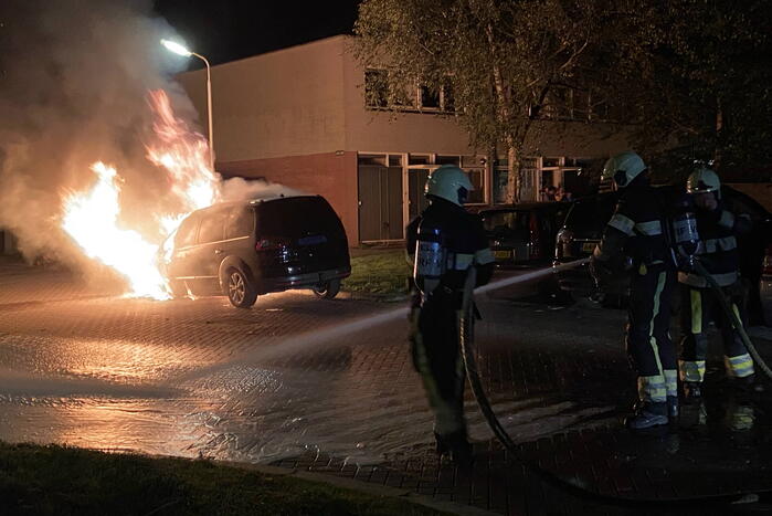 Geparkeerd taxi verwoest vanwege brand