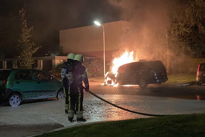 Geparkeerd taxi verwoest vanwege brand