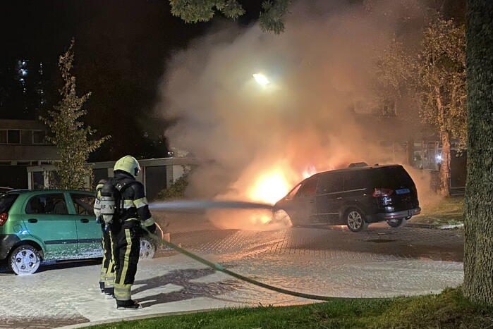 Geparkeerd taxi verwoest vanwege brand