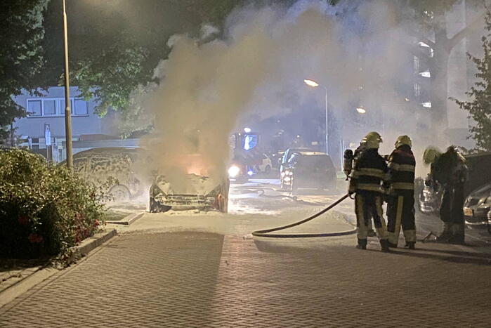 Geparkeerd taxi verwoest vanwege brand