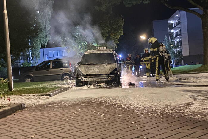 Geparkeerd taxi verwoest vanwege brand