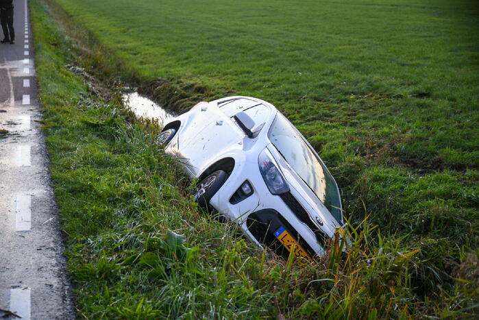 Automobilist raakt van de weg en belandt in sloot