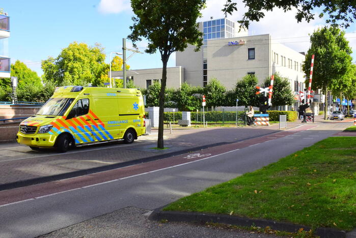 Fietser gewond naar ziekenhuis na aanrijding met scooter