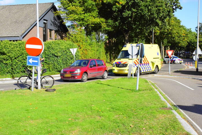 Racefietser en auto botsen op elkaar