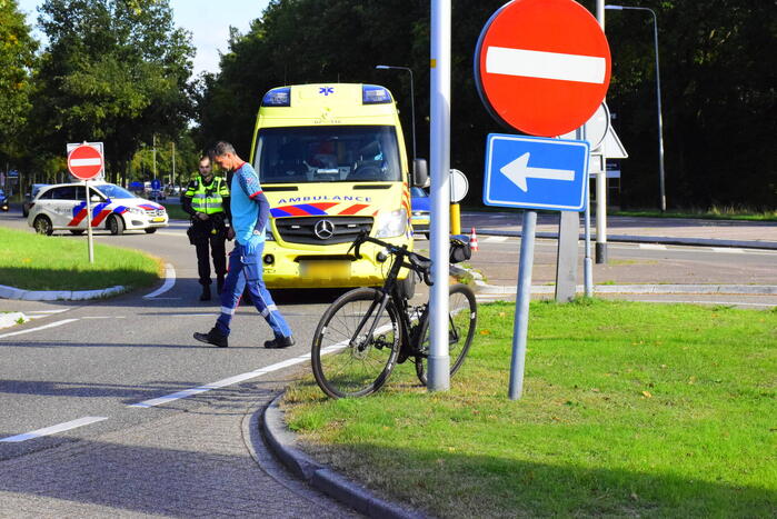 Racefietser en auto botsen op elkaar