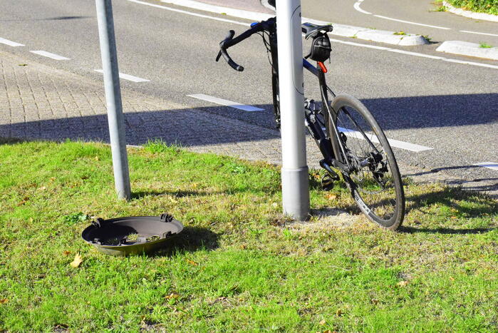 Racefietser en auto botsen op elkaar