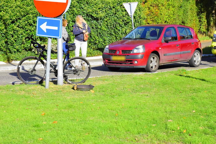 Racefietser en auto botsen op elkaar