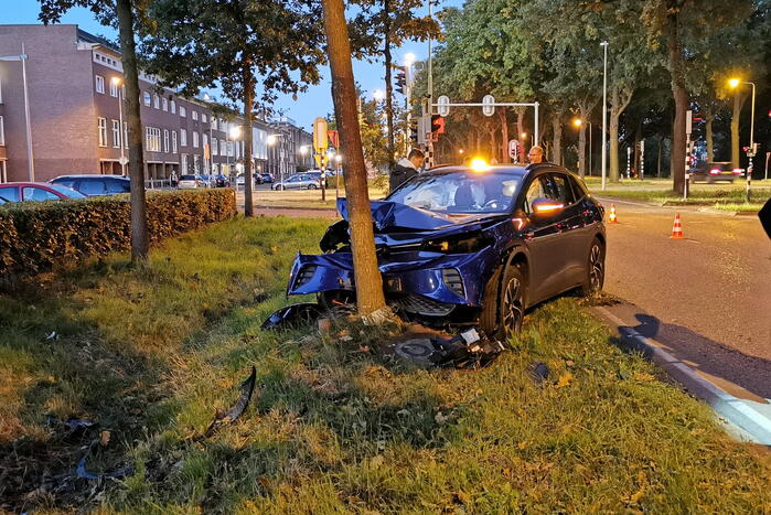 Automobilist botst frontaal tegen boom