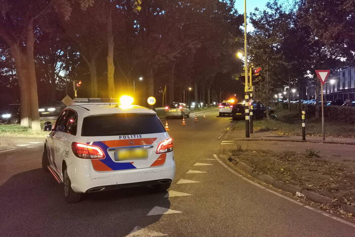 Automobilist botst frontaal tegen boom