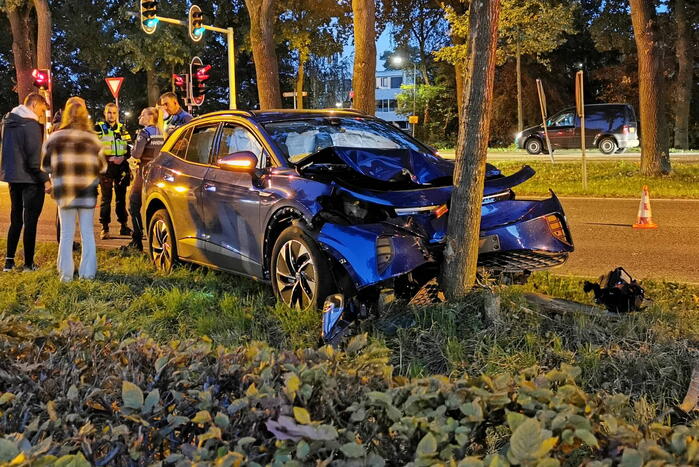 Automobilist botst frontaal tegen boom
