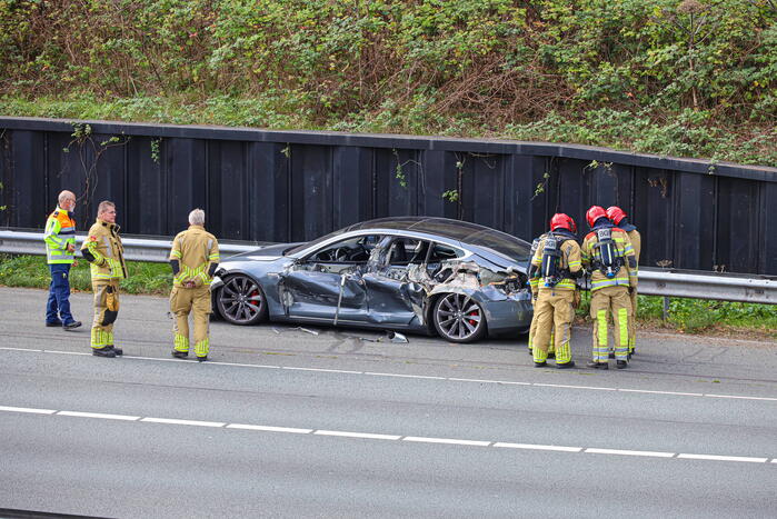 Tesla aan zijkant opengereten bij botsing met vrachtwagen