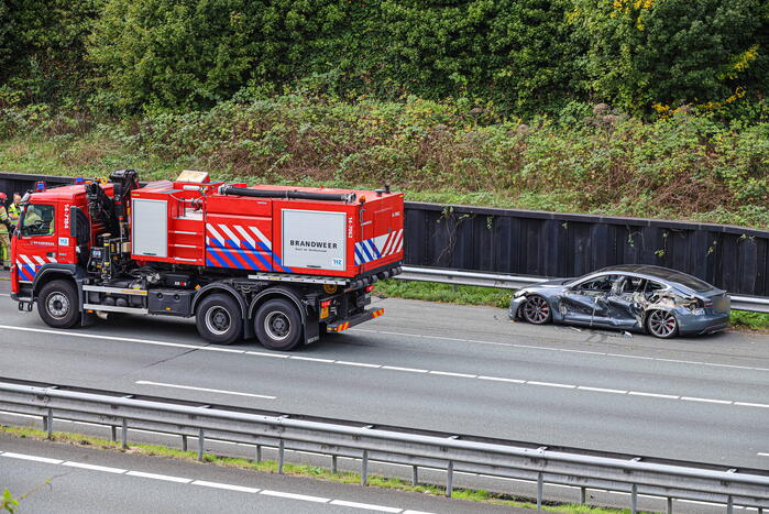 Tesla aan zijkant opengereten bij botsing met vrachtwagen