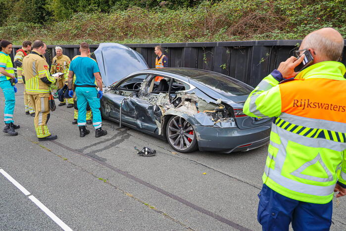 Tesla aan zijkant opengereten bij botsing met vrachtwagen