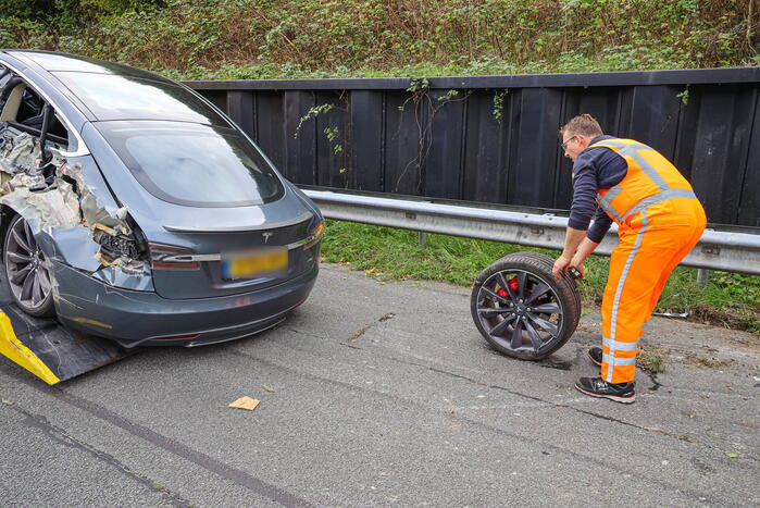 Tesla aan zijkant opengereten bij botsing met vrachtwagen