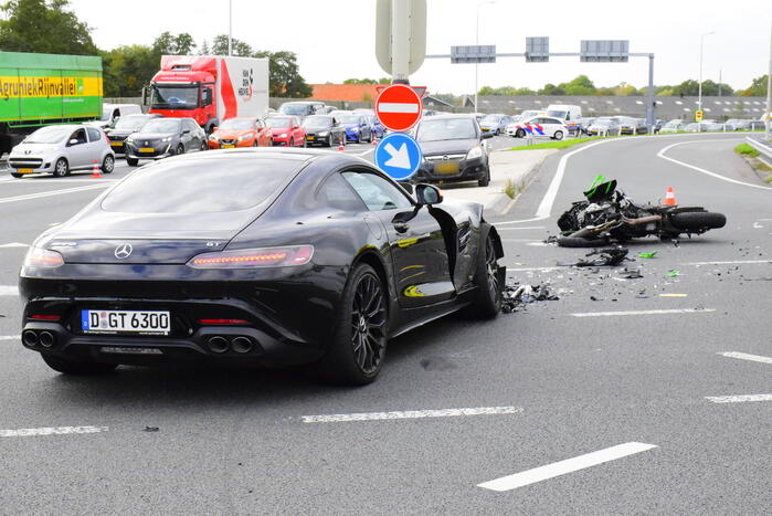 Motorrijder ernstig gewond bij botsing met auto