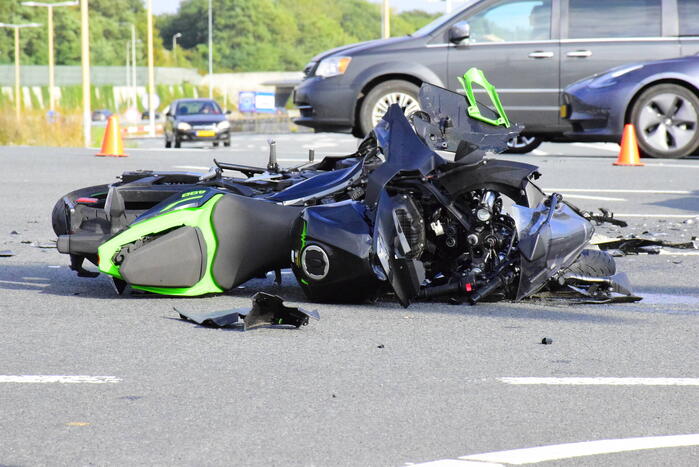 Motorrijder ernstig gewond bij botsing met auto