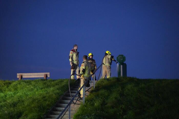 Brandweer blust in brand gestoken prullenbak