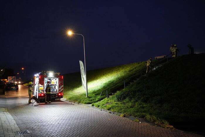 Brandweer blust in brand gestoken prullenbak