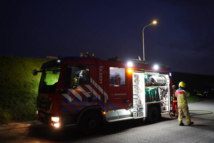 Brandweer blust in brand gestoken prullenbak