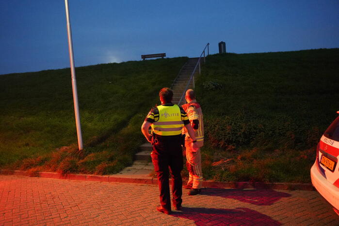 Brandweer blust in brand gestoken prullenbak