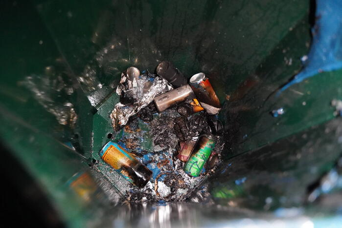 Brandweer blust in brand gestoken prullenbak