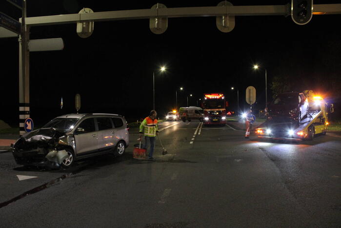 Twee gewonden bij frontale botsing op kruising