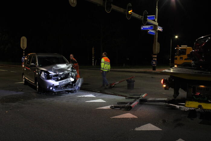 Twee gewonden bij frontale botsing op kruising