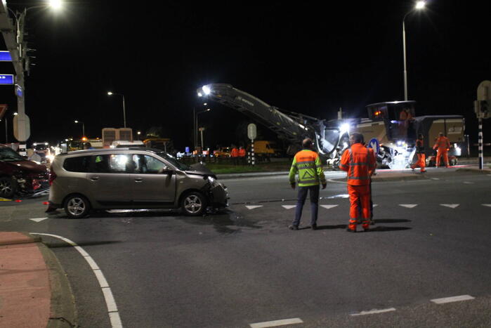 Twee gewonden bij frontale botsing op kruising