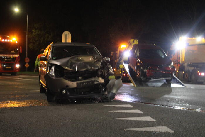 Twee gewonden bij frontale botsing op kruising