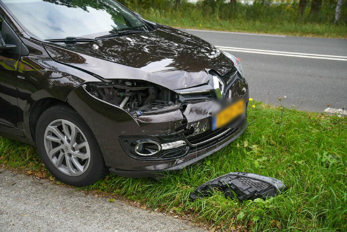 Auto belandt is sloot bij kettingbotsing