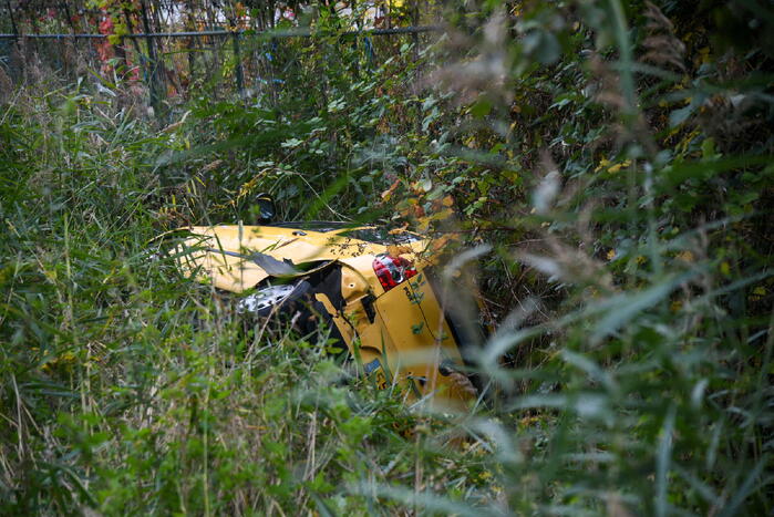 Auto belandt is sloot bij kettingbotsing
