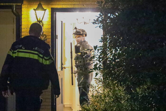 Jongeman uit woning gehaald en aangehouden