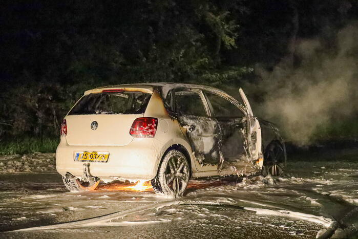Personenwagen verwoest vanwege brand