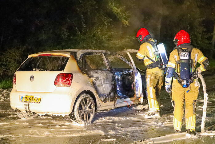 Personenwagen verwoest vanwege brand