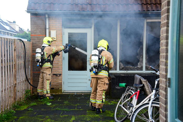 Persoon sticht brand in woning en sluit zichzelf op in schuur