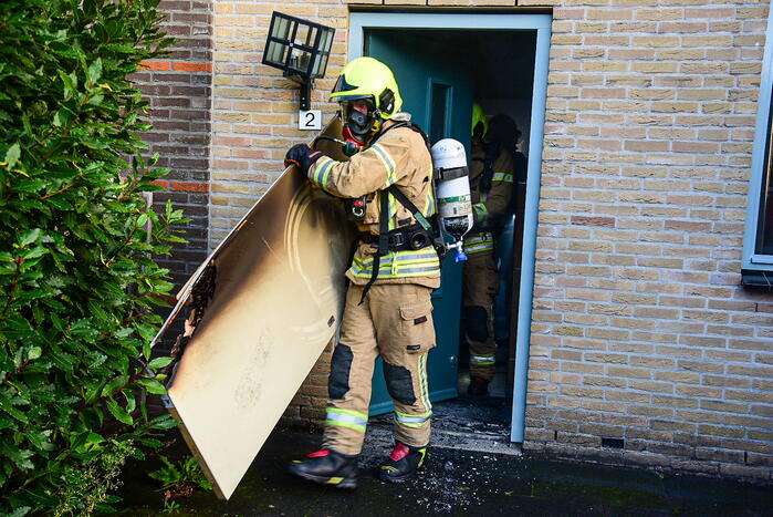 Persoon sticht brand in woning en sluit zichzelf op in schuur