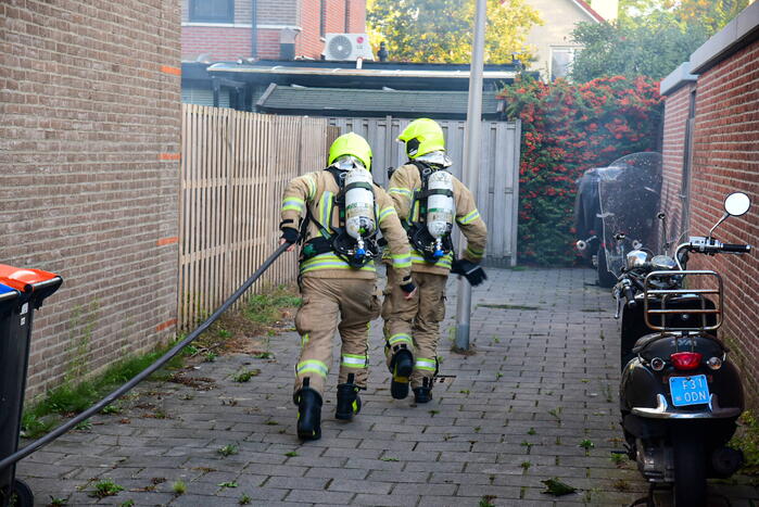 Persoon sticht brand in woning en sluit zichzelf op in schuur