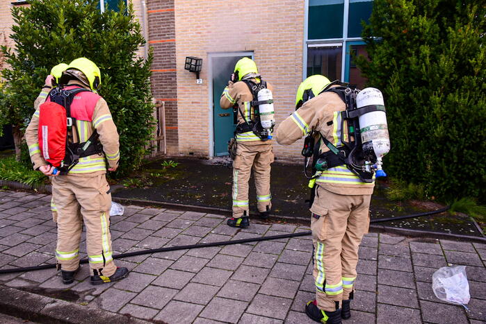 Persoon sticht brand in woning en sluit zichzelf op in schuur