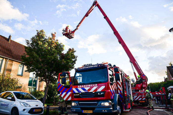 Persoon sticht brand in woning en sluit zichzelf op in schuur
