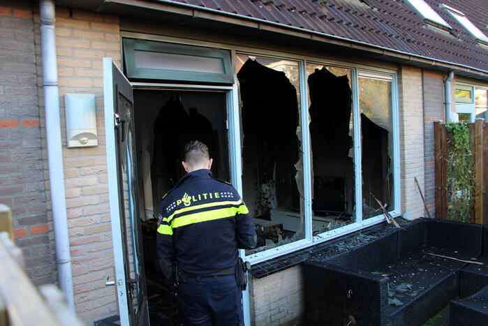 Persoon sticht brand in woning en sluit zichzelf op in schuur