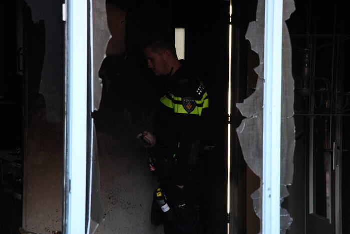 Persoon sticht brand in woning en sluit zichzelf op in schuur