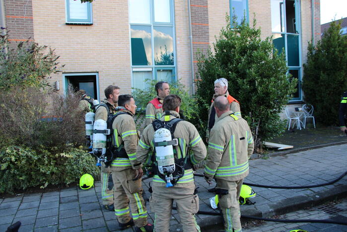 Persoon sticht brand in woning en sluit zichzelf op in schuur