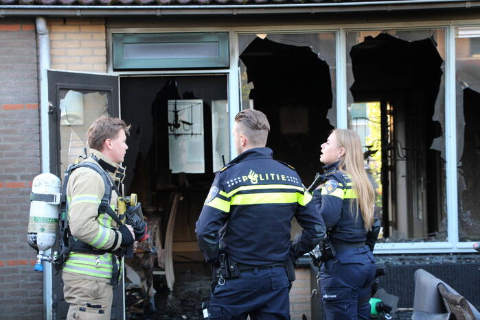 Persoon sticht brand in woning en sluit zichzelf op in schuur
