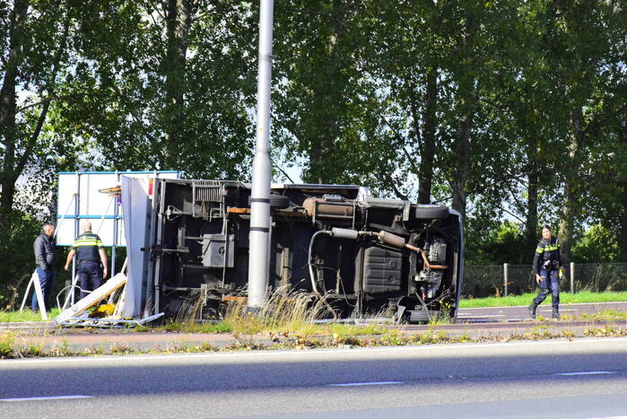 Camper belandt op zijkant
