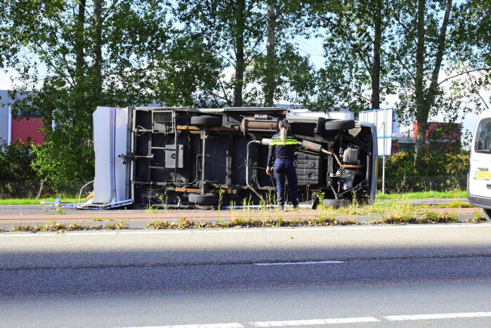 Camper belandt op zijkant