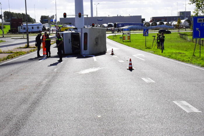 Camper belandt op zijkant
