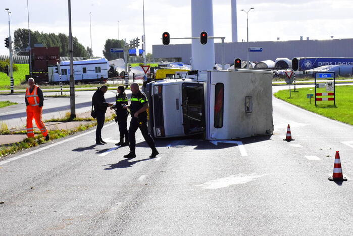Camper belandt op zijkant